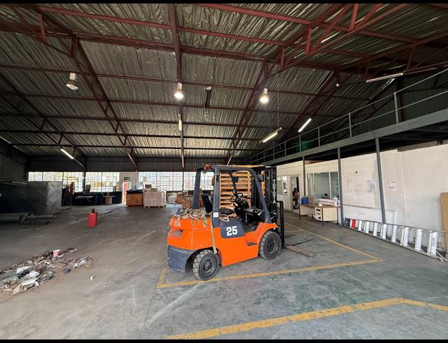 815M² WAREHOUSE TO LET IN JET PARK